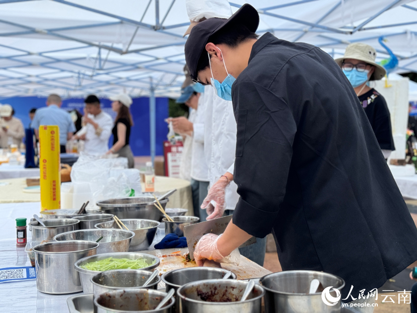 【图3】职业教育活动周的烹饪学院展示区之一。-人民网记者-蔡树菁摄.jpg